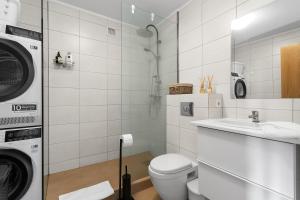 y baño con lavadora y lavamanos. en Modern Apartment in Kópavogur, en Reikiavik