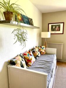 uma cama num quarto com almofadas em Studio au pied du Vercors em Saint-Jean-en-Royans