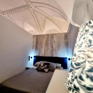 una camera da letto con letto e soffitto con luci blu di Living The Dream ad Arco
