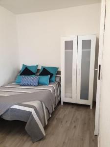 1 dormitorio con 1 cama con almohadas azules en Villa Cugnana ( alle porte della Costa Smeralda ), en Cugnana