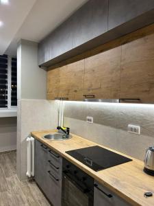 Una cocina o cocineta en Mirrors Apartmani