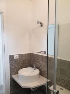y baño con lavabo blanco y ducha. en Villa Cugnana ( alle porte della Costa Smeralda ), en Cugnana