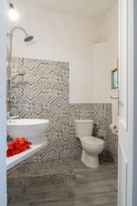 a bathroom with a toilet and a sink at Villa Cugnana ( alle porte della Costa Smeralda ) in Cugnana