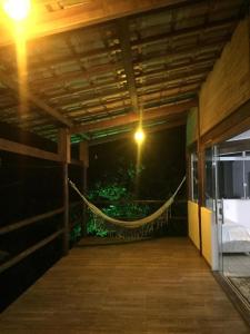 ein leeres Zimmer mit Hängematte in einem Gebäude in der Unterkunft Casa especial em Itacaré in Itacaré