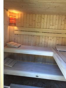 un sauna avec des murs en bois et des étagères en bois dans l'établissement Le Gîte de l'Aérogrange, à Biscarrosse