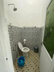 een badkamer met een toilet in een kleine kamer bij Bara Village Guest House Bira in Bira