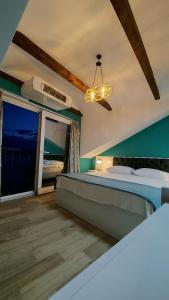 Llit o llits en una habitació de Pier 82 Apartments