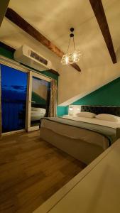 - une chambre avec un lit et une grande fenêtre dans l'établissement Pier 82 Apartments, à Ohrid