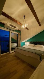 um quarto com uma cama e uma grande janela em Pier 82 Apartments em Ohrid