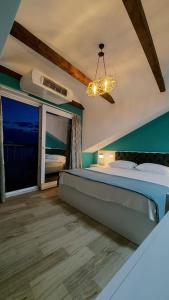 um quarto com uma cama grande e uma janela grande em Pier 82 Apartments em Ohrid