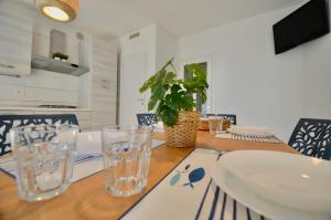 uma sala de jantar com uma mesa com copos em TraMonti Apartments Pescara em Pescara