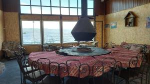 ein Esszimmer mit einem Tisch und einem großen Fenster in der Unterkunft Sevan - Tsovazard Beach House in Tsovazard