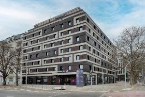 ein großes Bürogebäude an der Ecke einer Straße in der Unterkunft Premier Inn Berlin City Wilmersdorf in Berlin