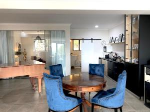 O bucătărie sau chicinetă la Constantia View Apartments OPERATIONAL DURING LOADSHEDDING