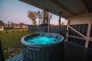 einen Whirlpool auf einer Terrasse im Hof in der Unterkunft Kintų Perlas in Kintai