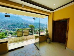 Zimmer mit Balkon und Aussicht in der Unterkunft Kashmir Heaven Guest House in Muzaffarabad