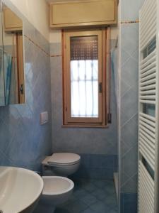 チェゼナーティコにあるCasa Cesenaticoのバスルーム(トイレ、洗面台付)、窓が備わります。