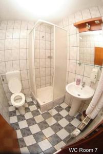 uma casa de banho com um chuveiro, um WC e um lavatório. em Motel Bella Italia em Saraievo