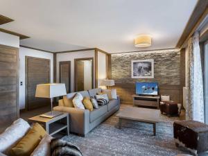 谷雪維爾的住宿－Appartement Courchevel 1550, 4 pièces, 8 personnes - FR-1-562-19，带沙发和电视的客厅