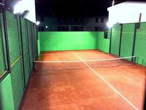 pusty kort tenisowy w nocy z zieloną ścianą w obiekcie Casa Rural Vistaverde w mieście Luque