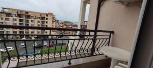 Un balcón o terraza de Dom-El Real Apartments Rodina 1