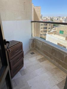 a balcony with a dresser and a window at شقة مفروشة للايجار في عمان شارع الجامعة الاردنية in Amman