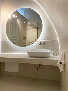 Ванна кімната в Marousi Cycladic House with private pool