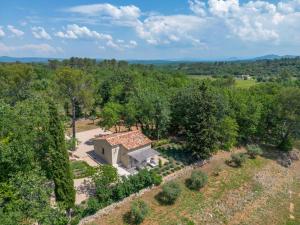 an overhead view of a house in the trees at Bastidon du Domaine de La Julienne in Tourves