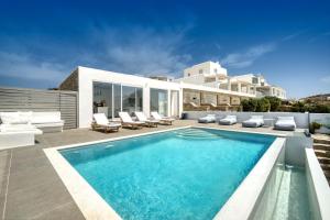 uma piscina no quintal de uma villa em Lofos Apartments em Platis Gialos, Mykonos