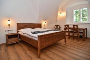 Postel nebo postele na pokoji v ubytování Zámek Castle Račice - Předzámčí Forecastle