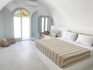 Ένα ή περισσότερα κρεβάτια σε δωμάτιο στο Marousi Cycladic House with private pool