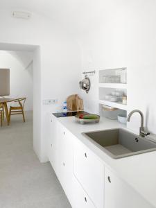 Кухня або міні-кухня у Marousi Cycladic House with private pool