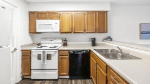 Een keuken of kitchenette bij Modern Apartment in Prime Location ID9478X34