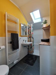 a bathroom with a sink and a toilet at Ferienwohnung Dörrebach im Soonwald bei Bingen in Dörrebach