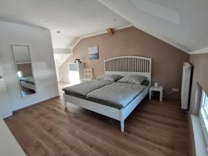 a bedroom with a bed in a room at Ferienwohnung Dörrebach im Soonwald bei Bingen in Dörrebach