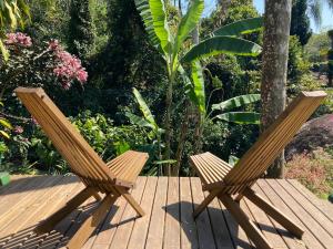 イーリャ・グランデにあるCasa Araribá - Ilha Grandeの木製デッキの上に座る木製椅子2脚