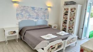 A bed or beds in a room at Vintage