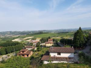 un pequeño pueblo con una casa blanca y una carretera en Casa tra i castelli, en San Martino Alfieri
