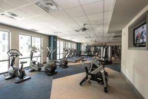 a gym with several treadmills and exercise bikes at 3BDR and 2 BTH apt in SM, 5 min to beach with Pool, Gym and Free parking in Los Angeles