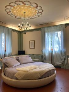 Postel nebo postele na pokoji v ubytování Villa Parri Residenza D'epoca