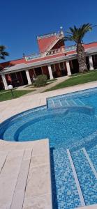 una piscina frente a un edificio en Bed & Breakfast Villa Michela Alezio, en Alezio