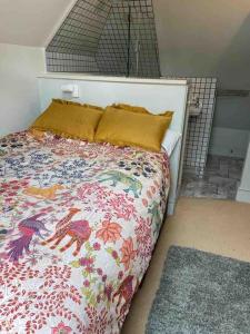 - une chambre avec un lit et une couette colorée dans l'établissement The Stable Loft. NEC, Airport, à Fillongley