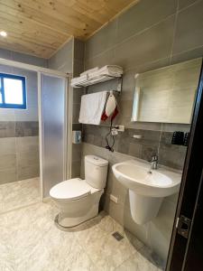 a bathroom with a toilet and a sink at 漁聲民宿 FishON B&B in Magong