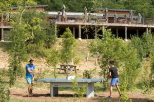 Zahrada ubytování Village Huttopia Sud Ardèche