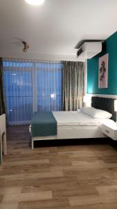 Una cama o camas en una habitación de Pier 82 Apartments