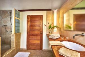 Um banheiro em Rain Forest Lodge Playa Jaguar Panama