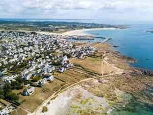 an aerial view of a town next to the ocean at Plobannalec-Lesconil centre - Maison avec grand jardin in Plobannalec-Lesconil