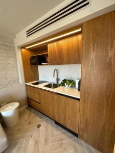 uma casa de banho com um lavatório e um WC em GoodHouse 404 - Beautiful 1 Bdr near Ben Yehuda Street em Jerusalém