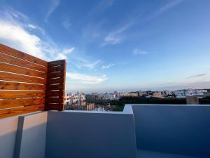 uma vista da cidade a partir da varanda de um edifício em 漁聲民宿 FishON B&B em Magong