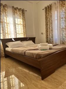 ein Bett mit zwei Handtüchern darauf in einem Schlafzimmer in der Unterkunft Casa Maria Mystica apartments, Mananthavady, Wayanad in Mānantoddy
